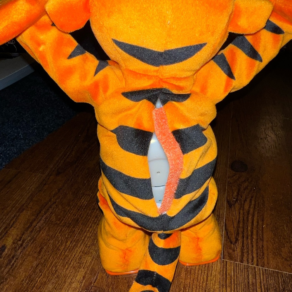⭐️TumbleTime Tigger Animatronic Plush Toy “12 inches 2005 Fisher Price - Picture 9 of 14